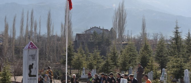 EL BAB ŞEHİDİ OKAN ALTIPARMAK MEZARI BAŞINDA ANILD