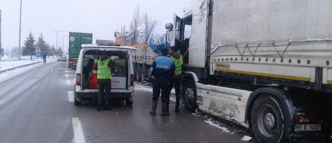 SEYDİŞEHİR BELEDİYESİNDEN YOLDA MAHSUR KALAN ARAÇLARA KUMANYA