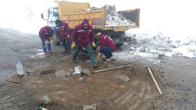 Bozulan yollara bakım yapılıyor