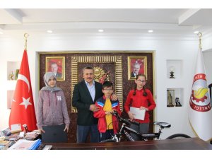 ONLİNE KİTAP OKUMA YARIŞMASI’NDA ÖDÜLLER SAHİPLERİNE VERİLDİ