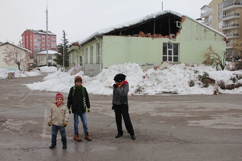 Boşaltılan okulun çatı duvarı yıkıldı