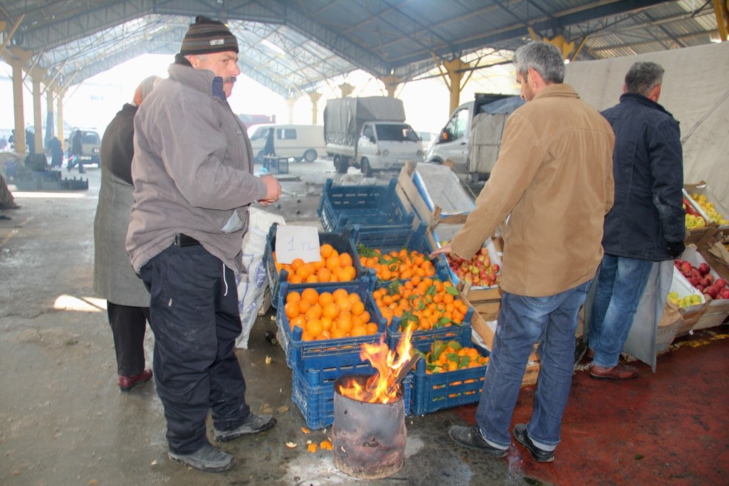 Pazarcıların soğukla mücadelesi