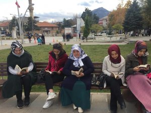 Seydişehirli Gençler Hükümet Konağı Önünde Kitap Okudu