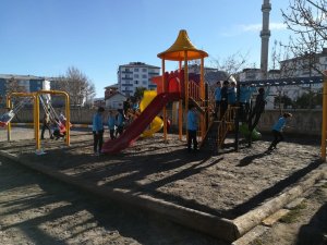 BAŞKAN TUTAL’DAN İHSAN TEKİN İLKOKULUNA OYUN PARK