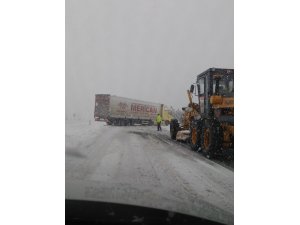 Yoğun kar yağışı etkili oldu Seydişehir, Konya yolu ulaşıma kapandı