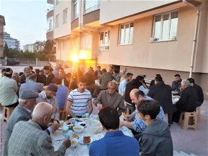 Apartman sakinleri iftarda buluştu