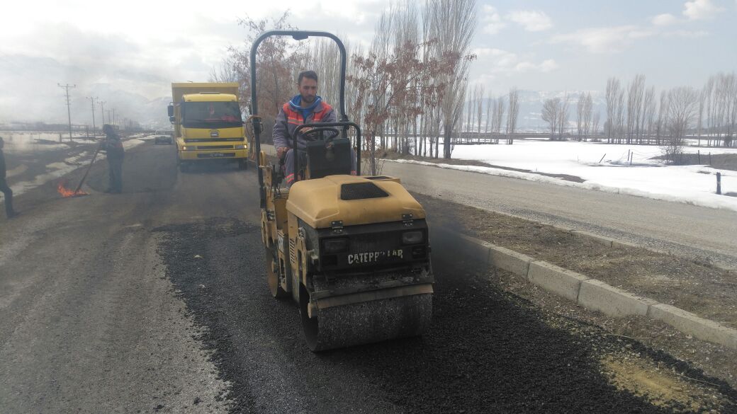 SEYDİŞEHİR'DE BOZULAN VE TAHRİP OLAN YOLLAR ONARILIYOR.