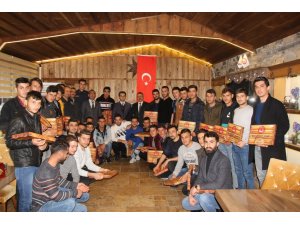 BAŞKAN TUTAL MEHMETÇİKLERLE YEMEK YEDİ