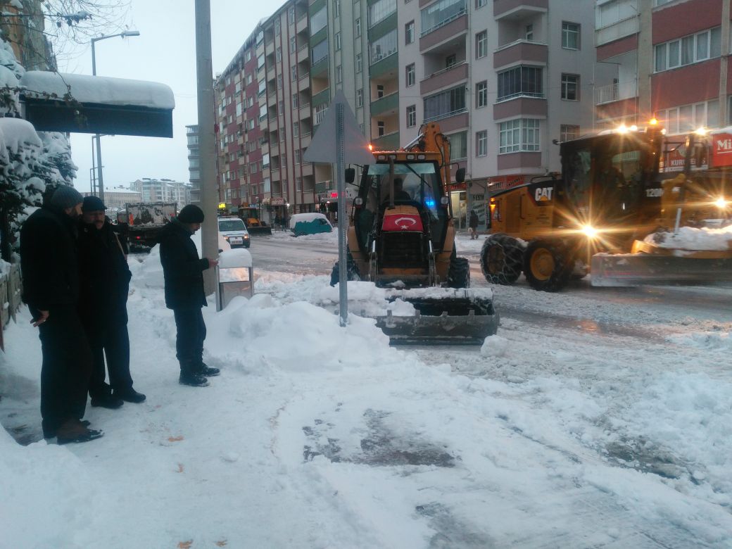 BAŞKAN TUTAL KARLA MÜCADELE ÇALIŞMALARINA KATILDI