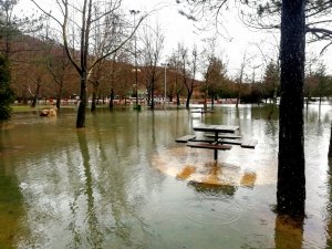 Gürlevik patladı. Kuğulu park göle döndü