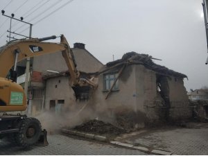 Ortakaraörende metruk binalar yıkılıyor