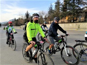 Bisikletçiler sağlık için pedal çevirdi