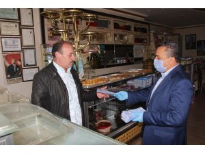 BAŞKAN TUTAL, ÇARŞI ESNAFINA MASKE DAĞITTI