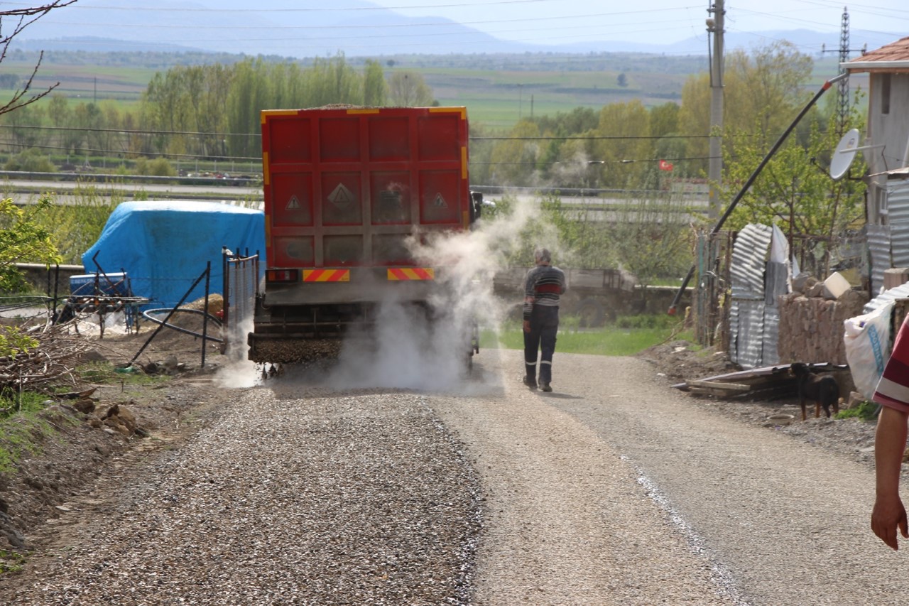 KIRSAL MAHALLELERDE SOĞUK ASFALT ÇALIŞMASI