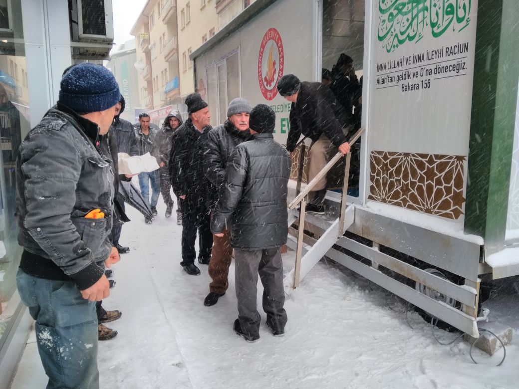 BAŞKAN TUTAL İHTİYAÇ SAHİPLERİNE YEMEK DAĞITTI