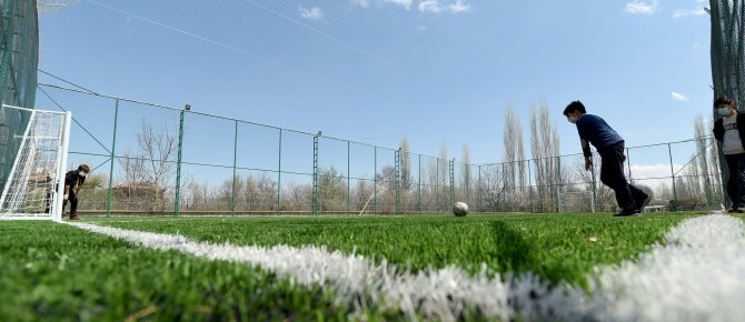 Büyükşehir Gençler İçin İlçelere 84 Halı Saha İnşa Etti