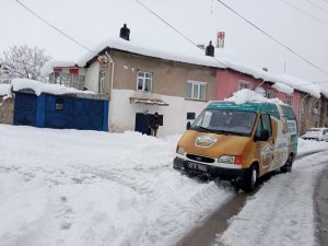 SOĞUK KIŞ GÜNÜNDE 400 KİŞİYE SICAK YEMEK ULAŞTIRILIYOR