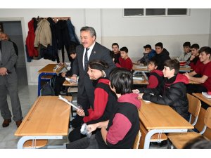 BAŞKAN TUTAL’DAN ÖĞRENCİLERE ANLAMLI HEDİYE