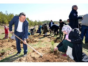 KÜLTÜR ELÇİLERİ FİDANLARI TOPRAKLA BULUŞTURDU