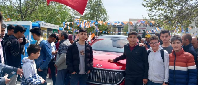 Yerli ve milli arabamız togg gençlerden büyük ilgi gördü