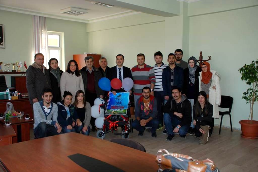 Öğrencilerden engellilere akülü sandalye