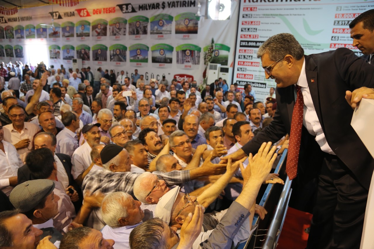 KONUK ADAY OLDU, ADAYLAR ÇEKİLDİ, SEÇİM YARIŞI OLMAMASINA RAĞMEN KURUMUNA VE BAŞKANINA SAHİP ÇIKMAK İÇİN BİNLERCE ÜRETİCİ UZAK YAKIN DEMEDEN GENEL KURULA KOŞTU