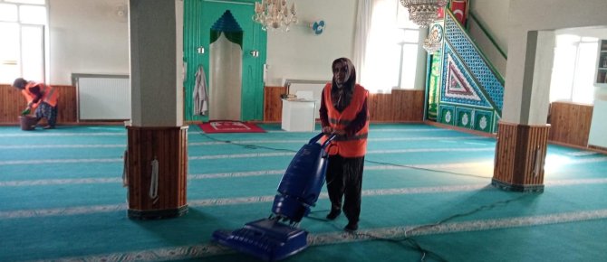 BELEDİYE EKİPLERİ İLÇE GENELİNDEKİ CAMİLERİ TEMİZLİYOR
