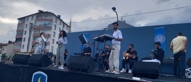 Mahmut Esat Ortaokulundan.  Açık Hava Konseri...