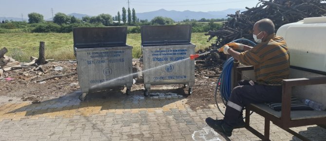 ÇÖP KONTEYNIRLARI DEZENFEKTE EDİLİYOR