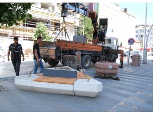 BELEDİYE BANK VE OTURMA GURUPLARINI KENDİ İMAL EDİYOR