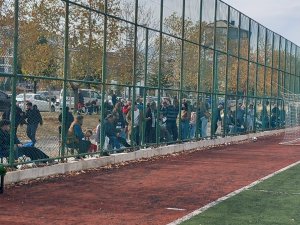 Tel örgülerinin ardından izliyorlar