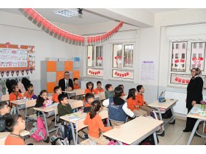 OKULUNU ZİYARET ETTİ SÜPRİZLE KARŞILAŞTI