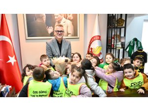 BAŞKAN USTAOĞLU, MİNİK MİSAFİRLERİNİ AĞIRLADI