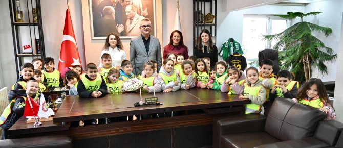 BAŞKAN USTAOĞLU, MİNİK MİSAFİRLERİNİ AĞIRLADI