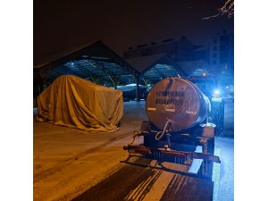 BELEDİYE EKİPLERİNDEN BUZLANMAYA KARŞI SOLÜSYON ÇALIŞMASI