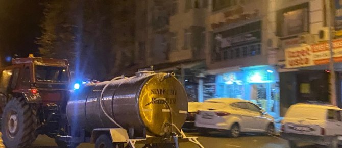 BELEDİYE EKİPLERİNDEN BUZLANMAYA KARŞI SOLÜSYON ÇALIŞMASI