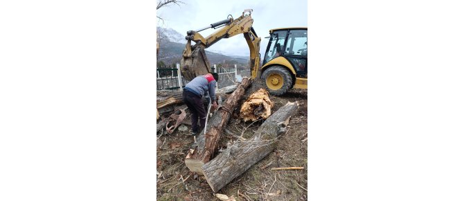 BELEDİYE EKİPLERİ FIRTINA NEDENİYLE SEFERBER OLDU