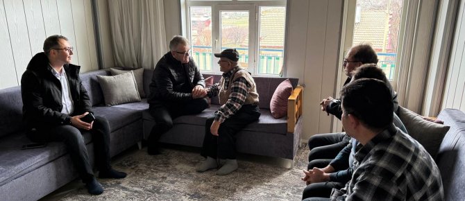 BAŞKAN USTAOĞLU’NDAN EVİ YANAN AİLEYE ZİYARET