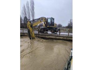 BELEDİYE EKİPLERİ YAĞIŞ NEDENİ İLE SAHADA