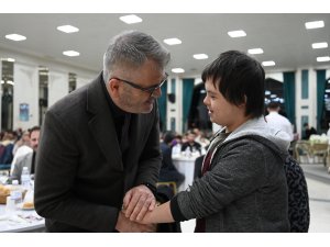 BAŞKAN USTAOĞLU, EVDE BAKIM HİZMETİ ALAN ENGELLİ BİREYLERLE BULUŞTU