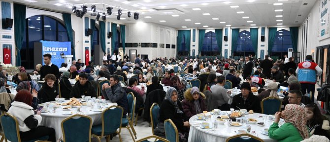 BAŞKAN USTAOĞLU, EVDE BAKIM HİZMETİ ALAN ENGELLİ BİREYLERLE BULUŞTU