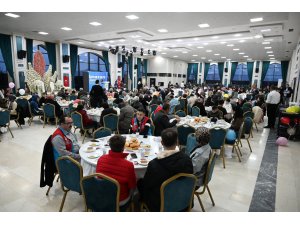 BAŞKAN USTAOĞLU ÖKSÜZ VE YETİM ÇOCUKLARLA BULUŞTU