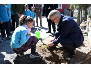 BELEDİYEDEN OKUL BAHÇELERİNE GÜL
