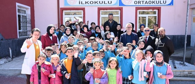 BELEDİYEDEN OKUL BAHÇELERİNE GÜL