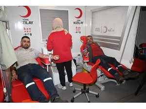 BAŞKAN USTAOĞLU VE ÇALIŞMA ARKADAŞLARI KAN BAĞIŞINDA BULUNDU