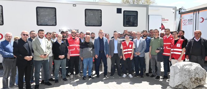 BAŞKAN USTAOĞLU VE ÇALIŞMA ARKADAŞLARI KAN BAĞIŞINDA BULUNDU