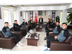 FUTBOLCULARDAN BAŞKAN USTAOĞLUNA ZİYARET