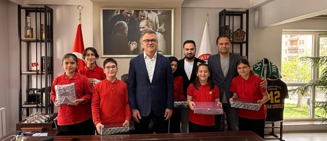 KİTAP KURTLARI ÖDÜLLERİNE KAVUŞTU