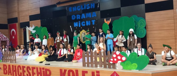 Bahçeşehir Koleji öğrencilerinden İngilizce drama gecesi