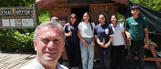 SEHAL HÖYÜKTE ÖĞRENCİLER TARİHE DOKUNUYOR